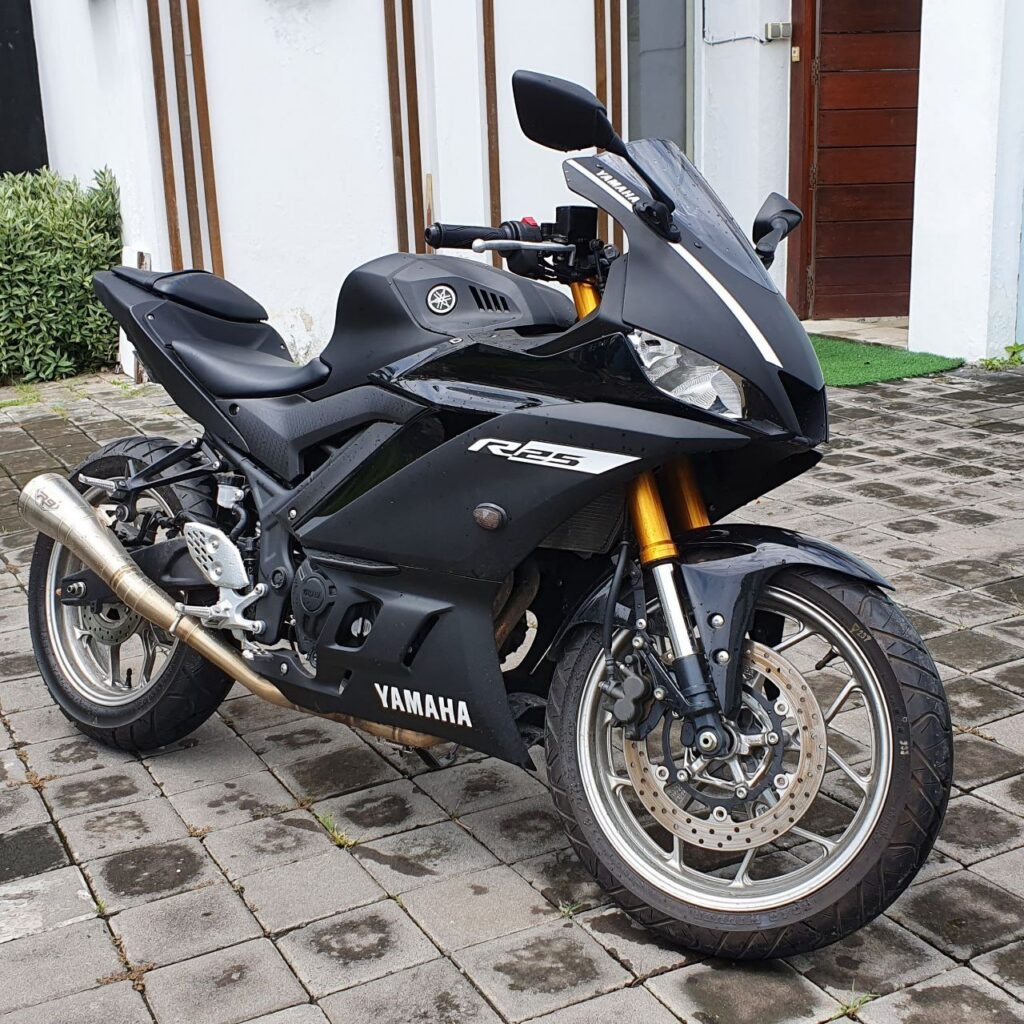 Yamaha YZF-R25 Black photo 8 Iron Rent Bali