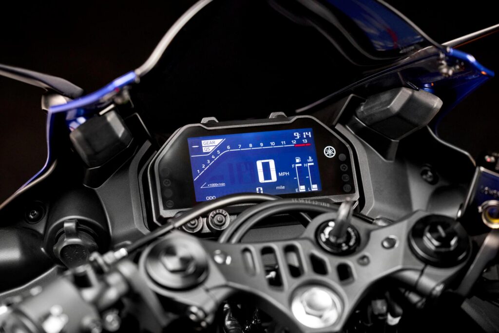 Yamaha YZF-R25 2025 Black photo 3 Iron Rent Bali