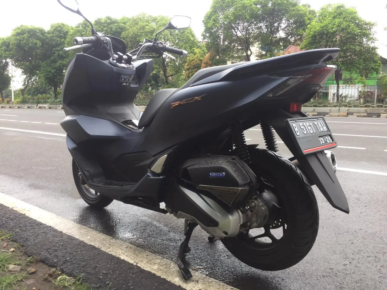 Honda PCX 160 Black photo 4 Iron Rent Bali