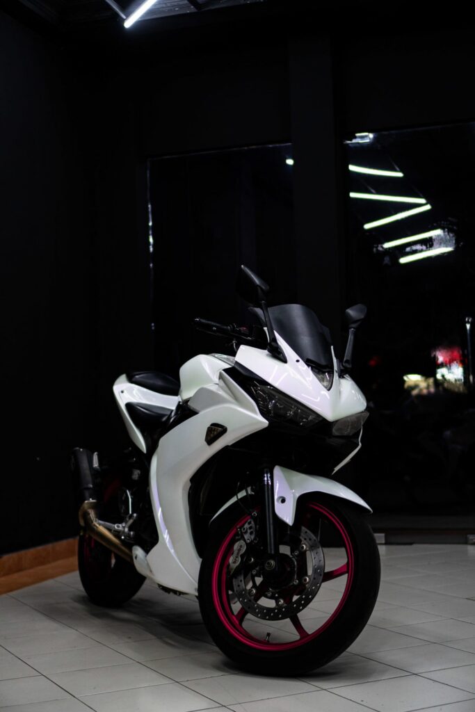 Yamaha YZF-R3 White Pearl photo 4 Iron Rent Bali