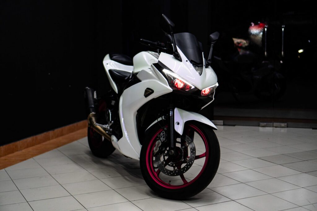 Yamaha YZF-R3 White Pearl photo 3 Iron Rent Bali