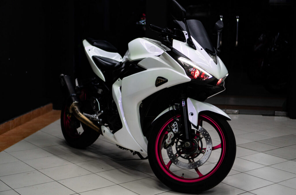 Yamaha YZF-R3 White Pearl photo 2 Iron Rent Bali