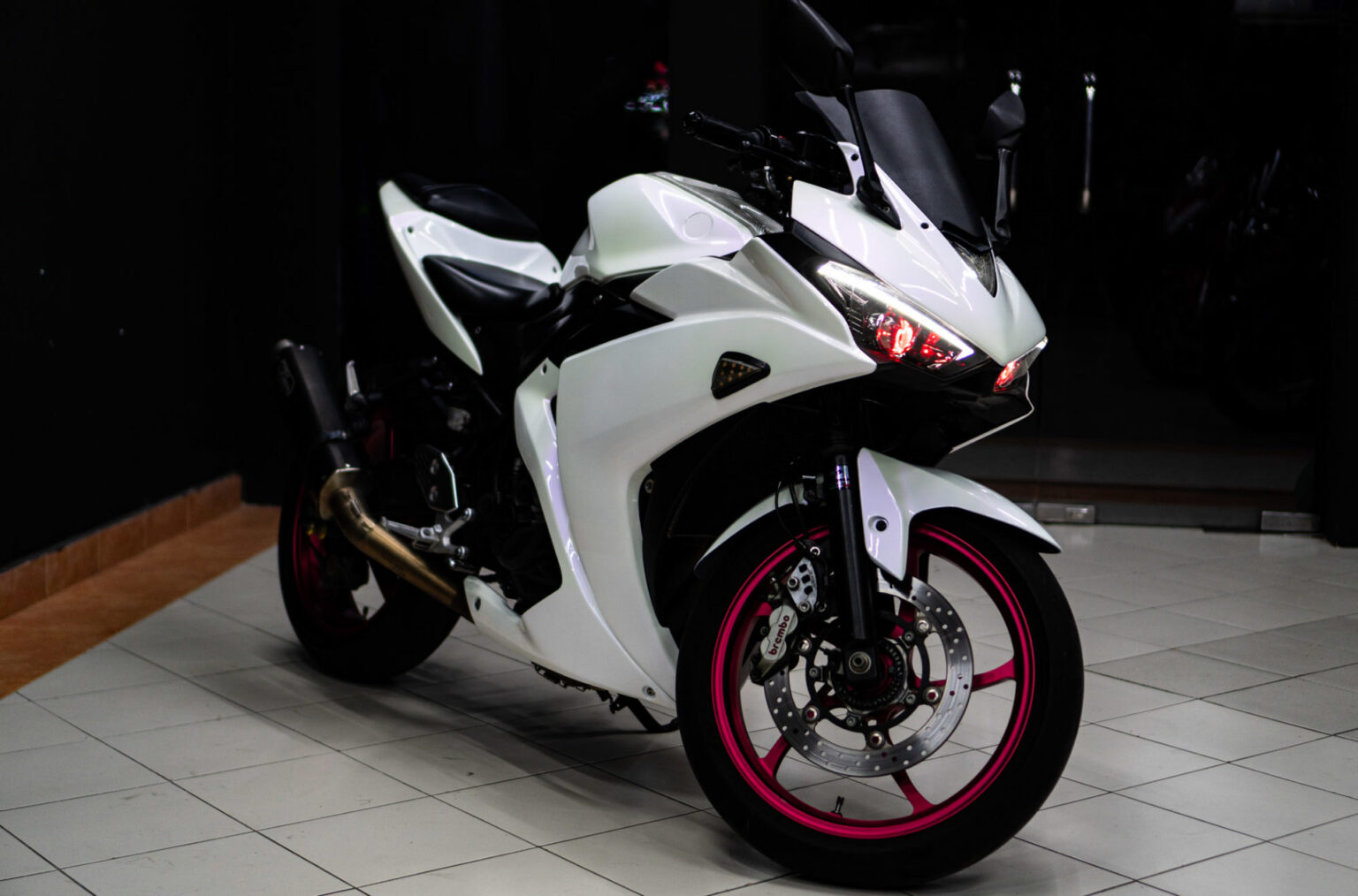 Yamaha YZF-R3 White Pearl photo 3 Iron Rent Bali