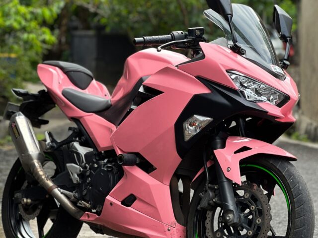 Kawasaki Ninja 250 Pink motorcycle rental Bali