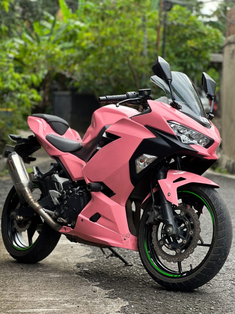 Kawasaki Ninja 250 Pink rental Bali