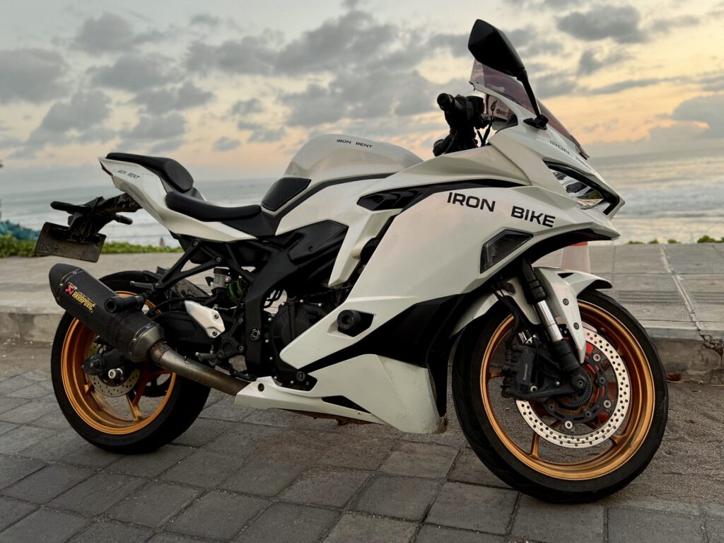 Kawasaki Ninja ZX-25RR White photo 2 Iron Rent Bali