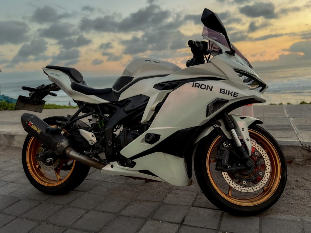 Kawasaki Ninja ZX-25RR White photo 4 Iron Rent Bali