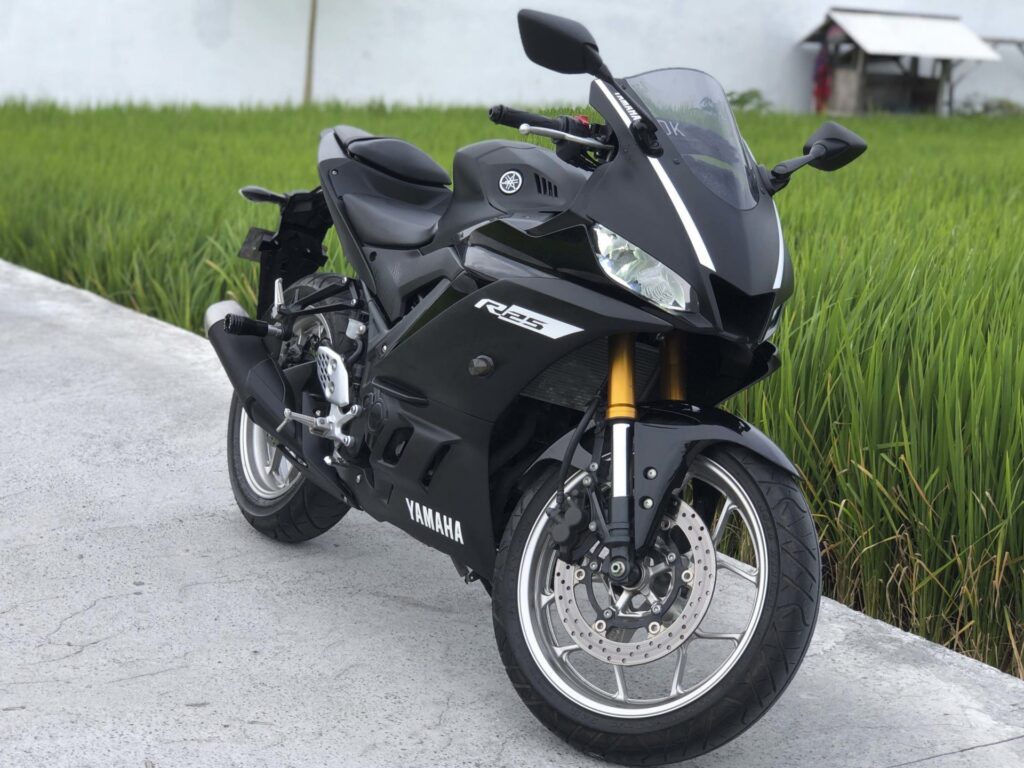 Yamaha YZF-R25 Black photo 7 Iron Rent Bali
