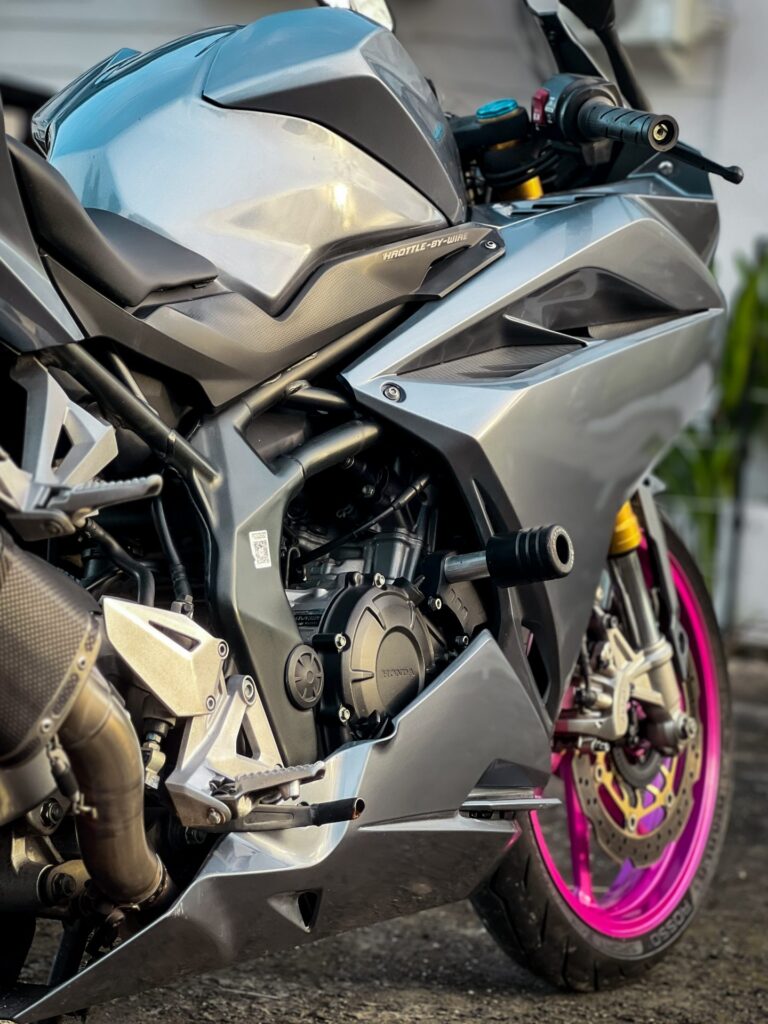Honda CBR250RR SP Black photo 4 Iron Rent Bali