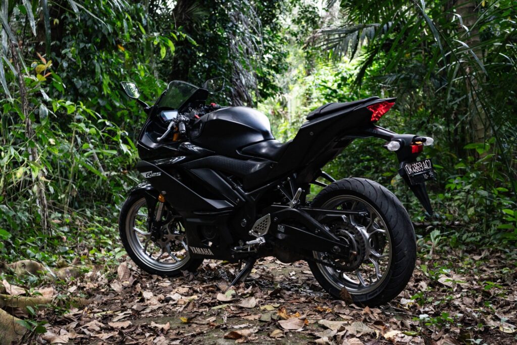 Yamaha YZF-R25 Black photo 4 Iron Rent Bali