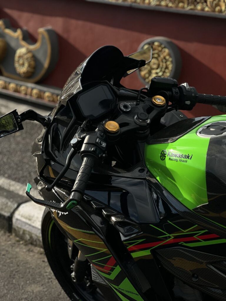 Kawasaki Ninja ZX-25RR Black photo 4 Iron Rent Bali