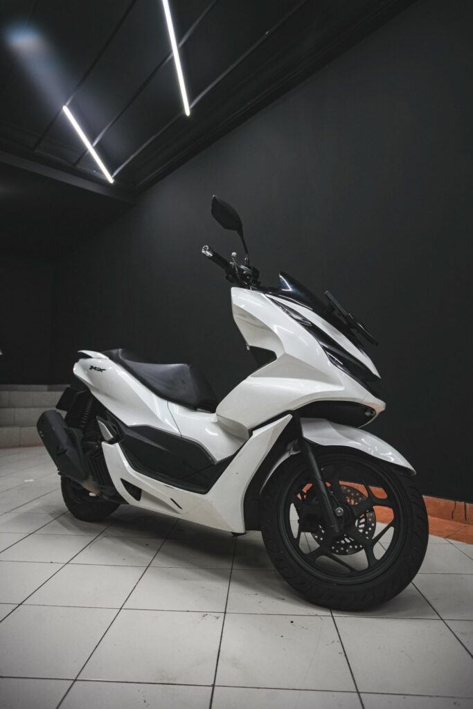 Honda PCX 160 White photo 5 Iron Rent Bali