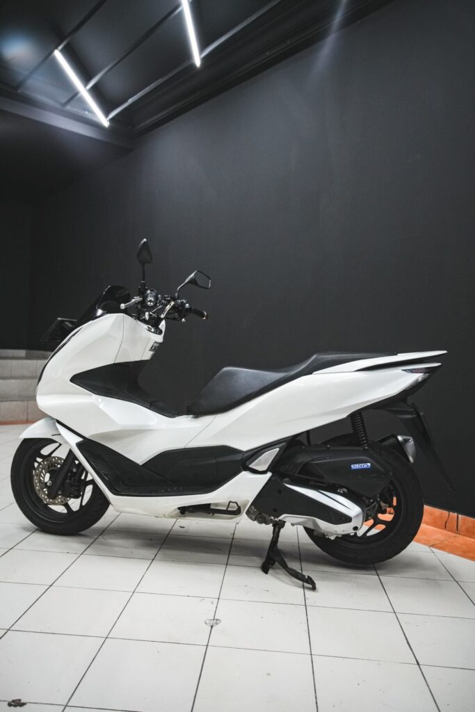 Honda PCX 160 White photo 4 Iron Rent Bali