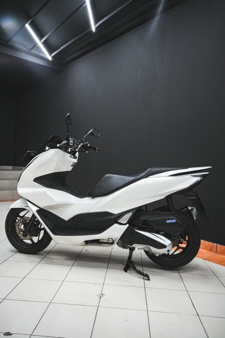 Honda PCX 160 White photo 5 Iron Rent Bali