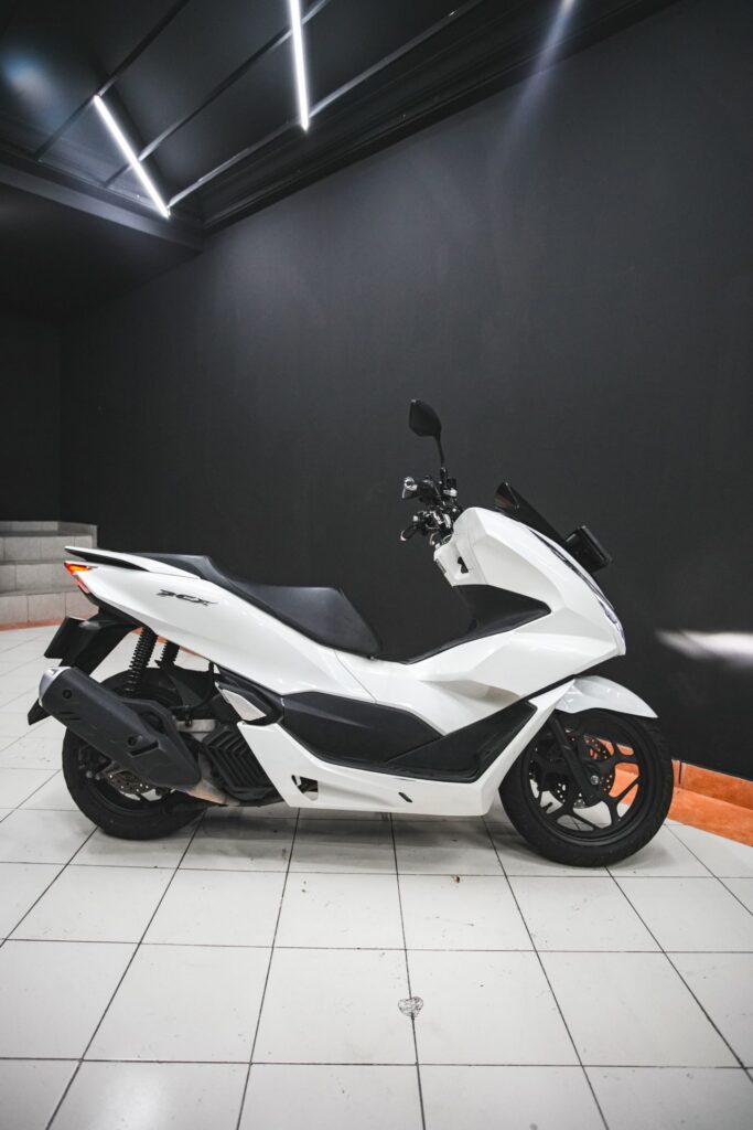 Honda PCX 160 White photo 3 Iron Rent Bali