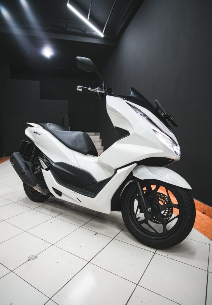 Honda PCX 160 White photo 2 Iron Rent Bali