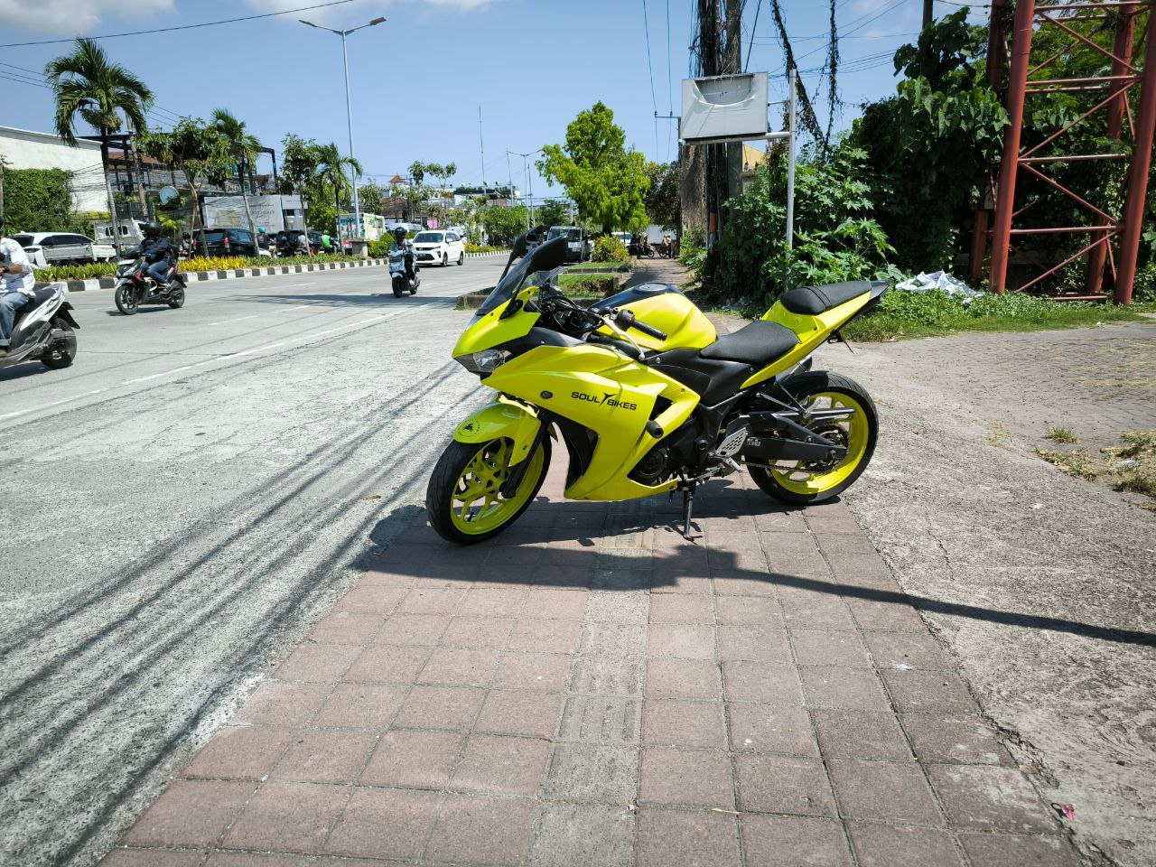 Yamaha YZF-R25 Yellow photo 5 Iron Rent Bali