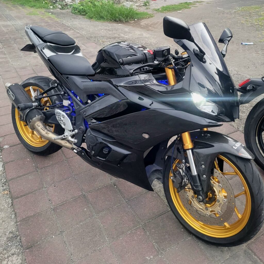 Yamaha YZF-R3 Black photo 3 Iron Rent Bali