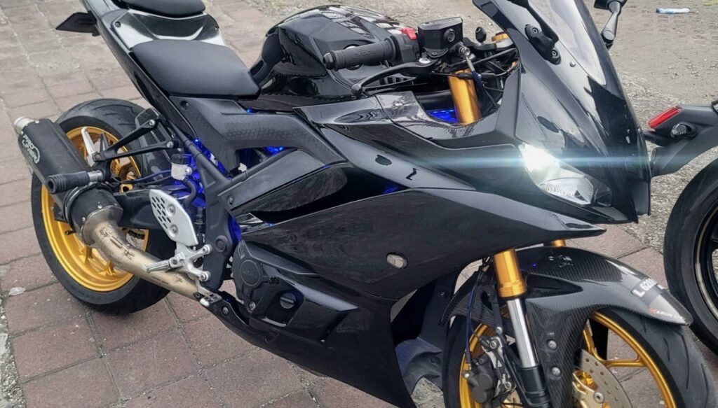 Yamaha YZF-R3 Black photo 4 Iron Rent Bali