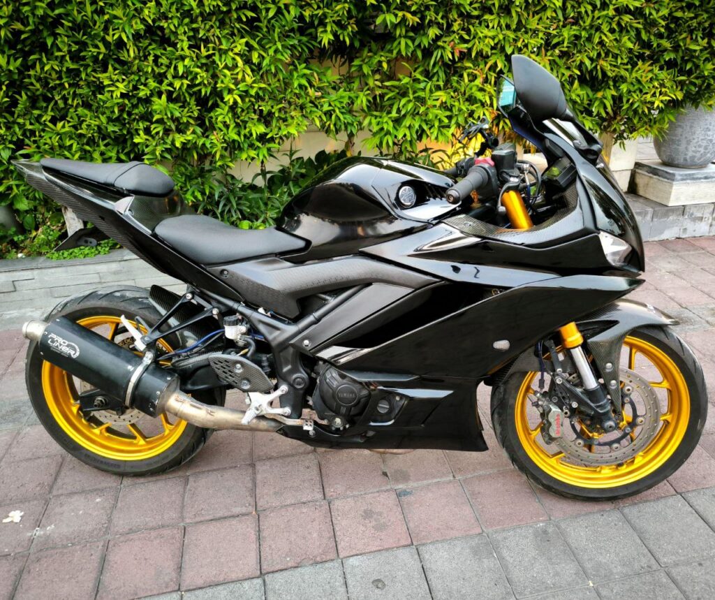 Yamaha YZF-R3 Black photo 2 Iron Rent Bali