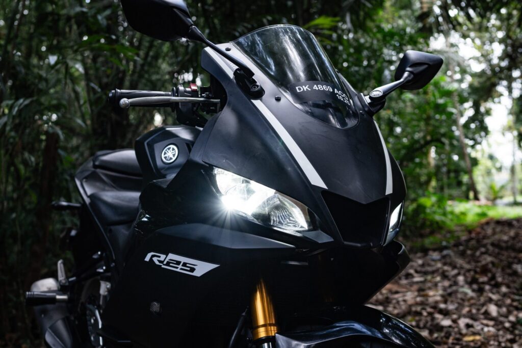 Yamaha YZF-R25 Black photo 2 Iron Rent Bali