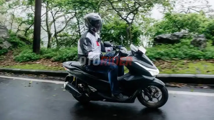 Honda PCX 160 Black photo 2 Iron Rent Bali