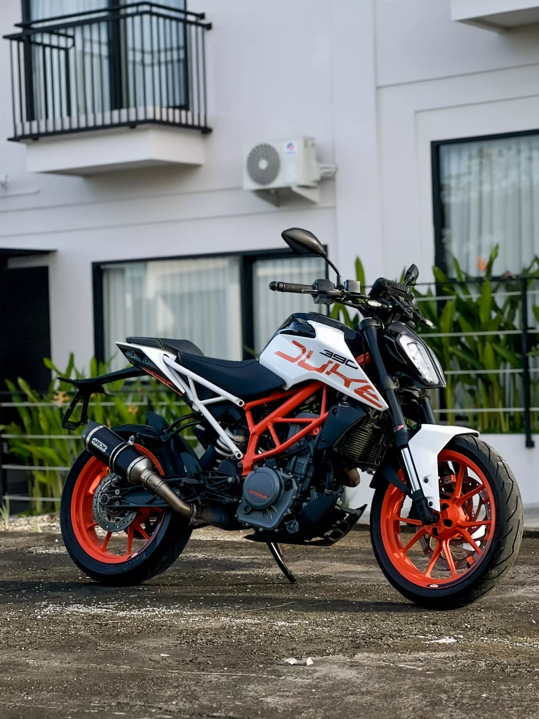 KTM Duke 390 White photo 2 Iron Rent Bali
