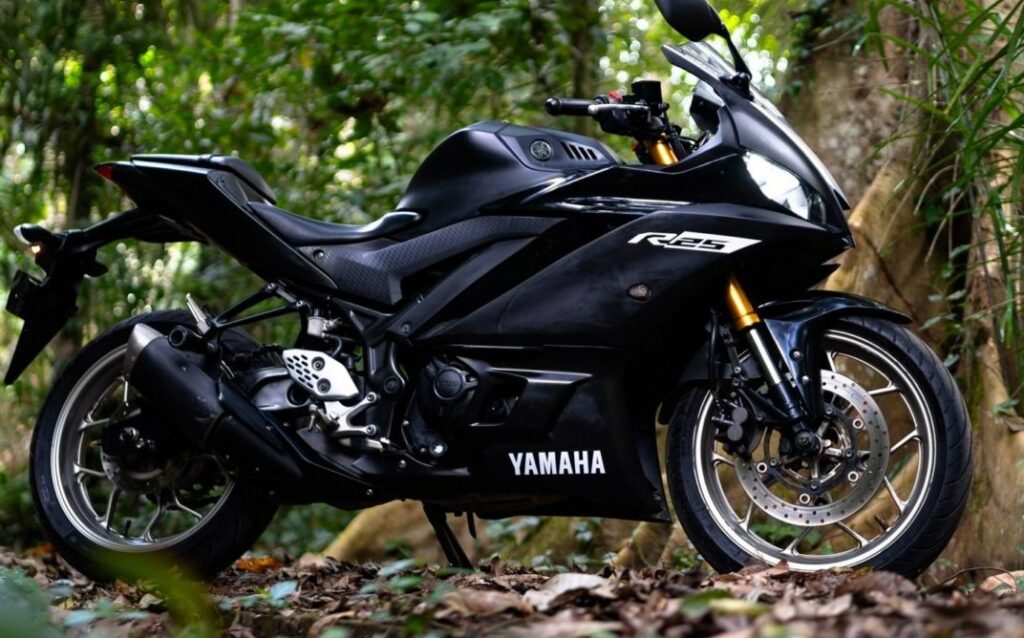 Yamaha YZF-R25 Black photo 3 Iron Rent Bali