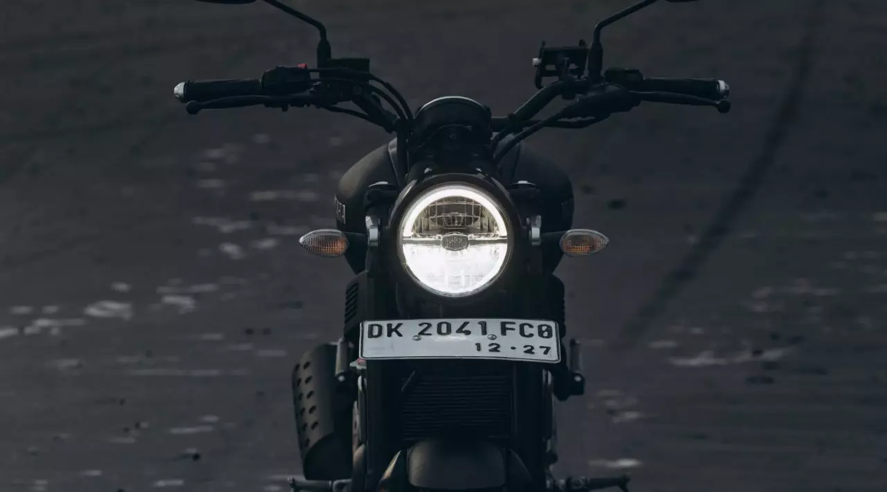 Yamaha XSR 155 Black photo 4 Iron Rent Bali