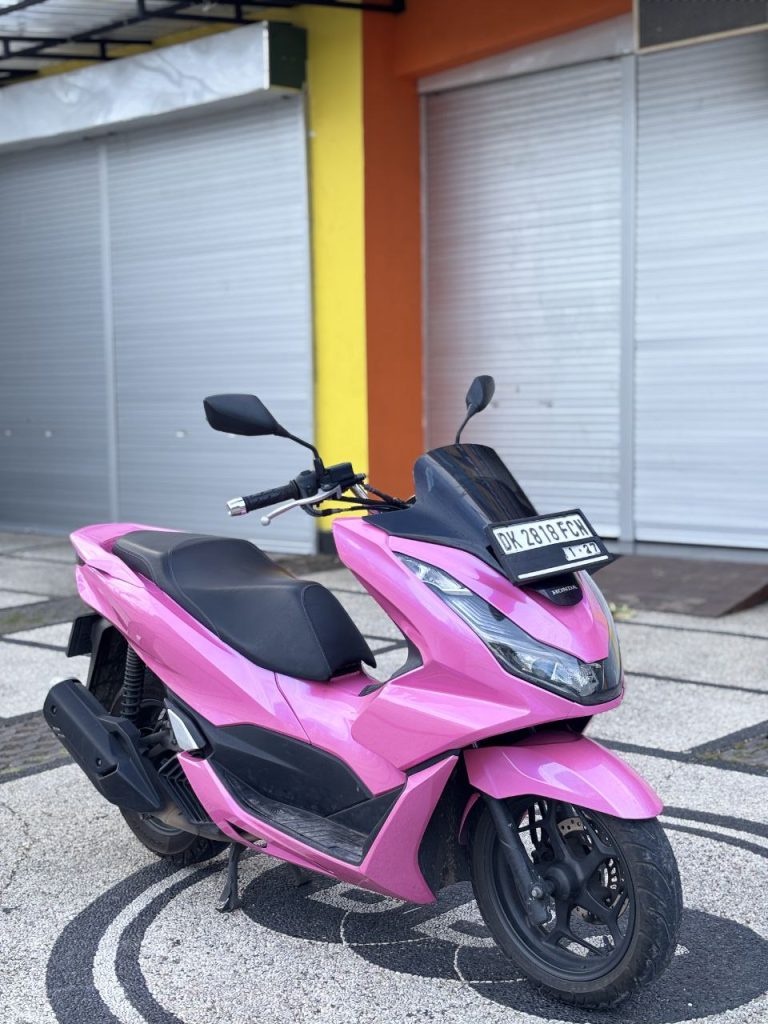 Honda PCX 160 Pink photo 2 Iron Rent Bali