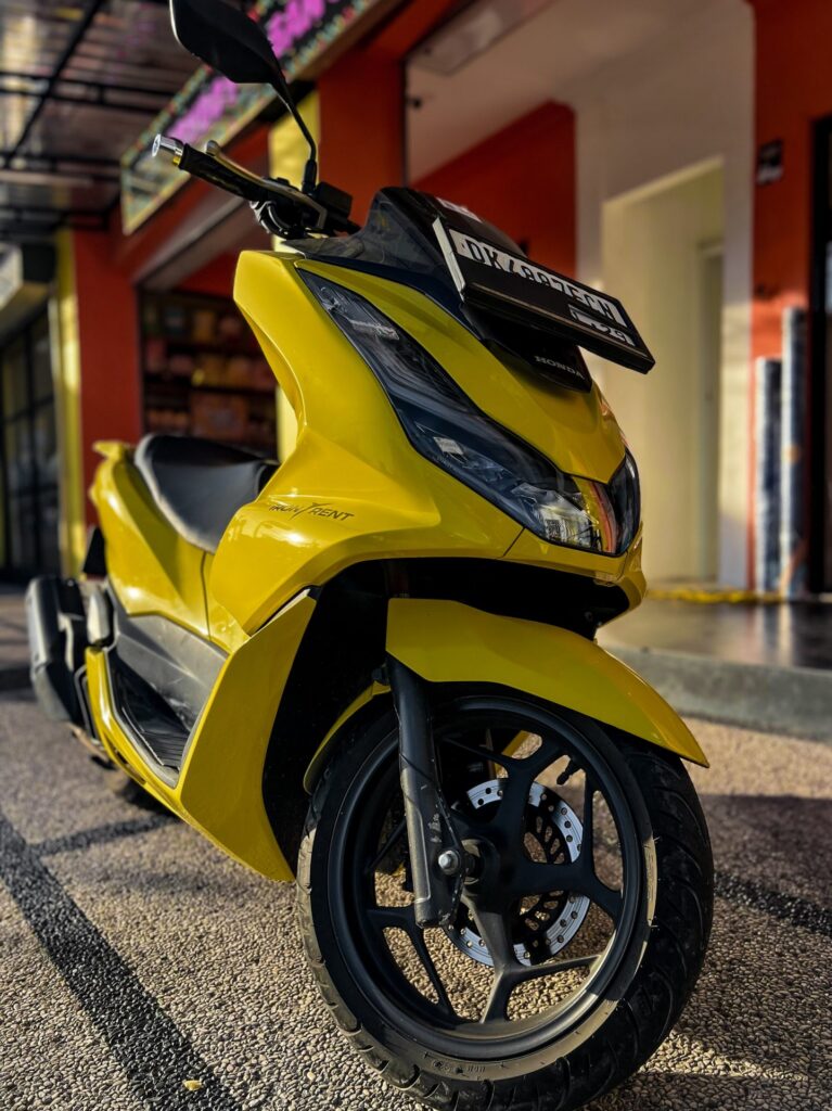 Honda PCX 160 Yellow photo 2 Iron Rent Bali
