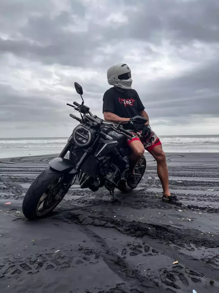 Motorcycle Photo Tour to Black Beach — Photo 8