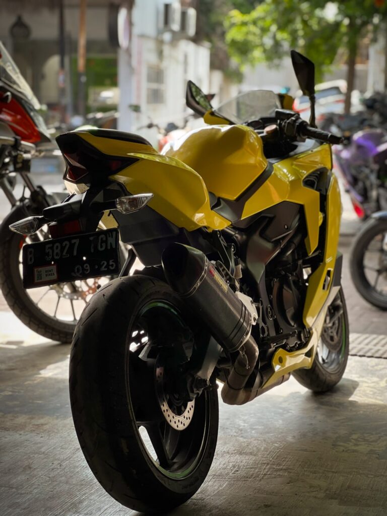 Kawasaki Ninja ZX-25R SE Yellow photo 2 Iron Rent Bali