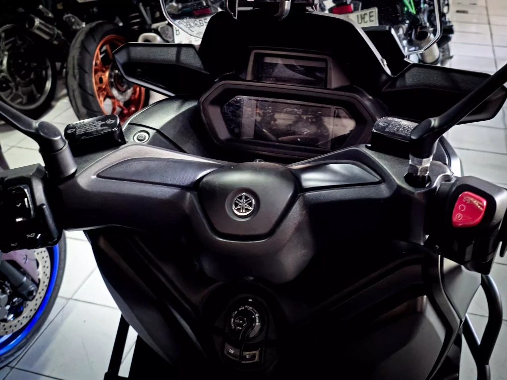 Yamaha XMAX 250 Black photo 3 Iron Rent Bali
