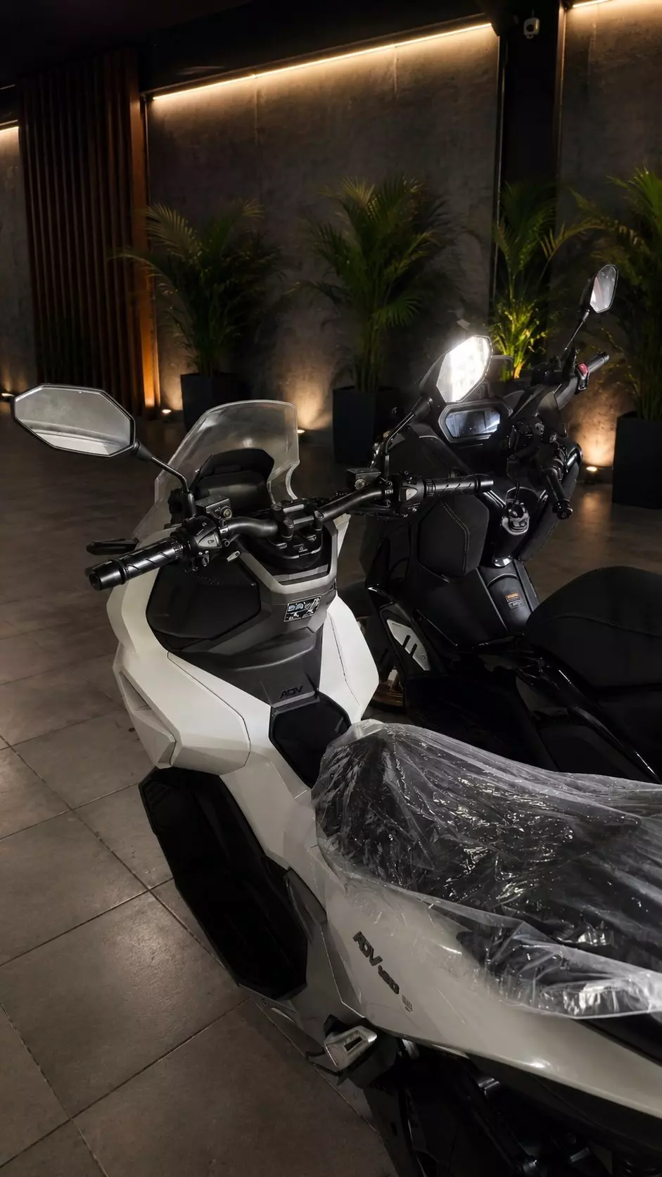 Honda ADV 160 2026 White — second view