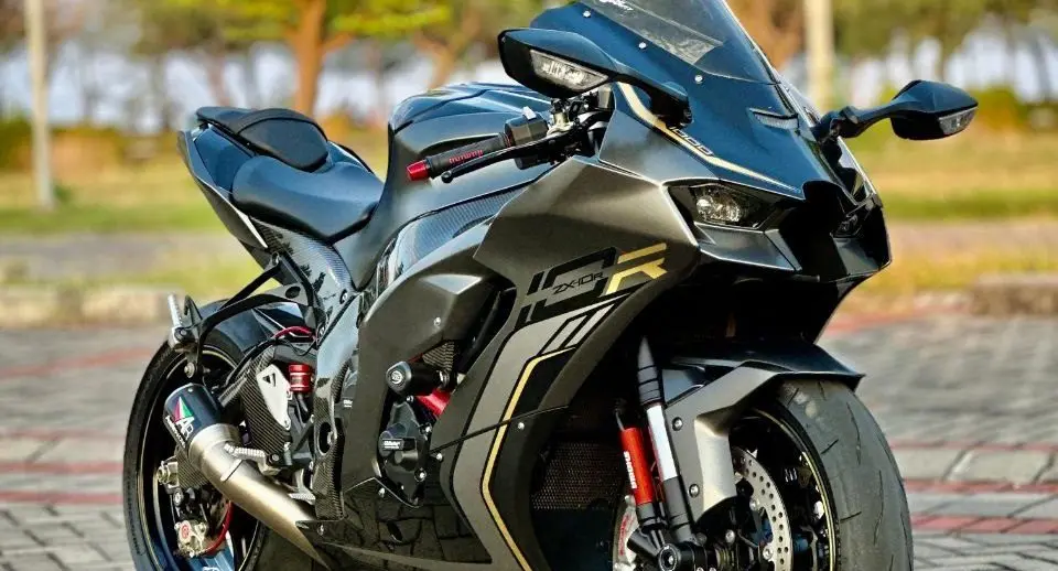 Kawasaki ninja ZX-10r abs custom black — motorcycle rental in Bali