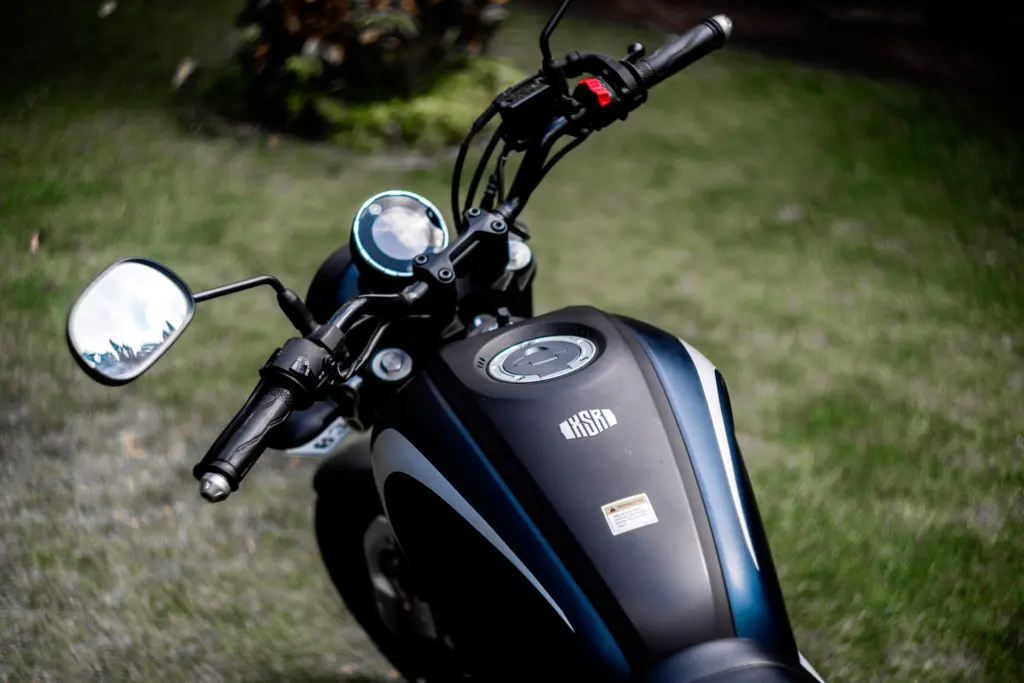 Yamaha XSR fuel tank and cockpit detail