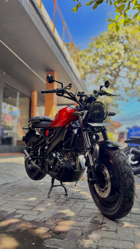 Yamaha XSR 155 — candy red tank, blacked-out build