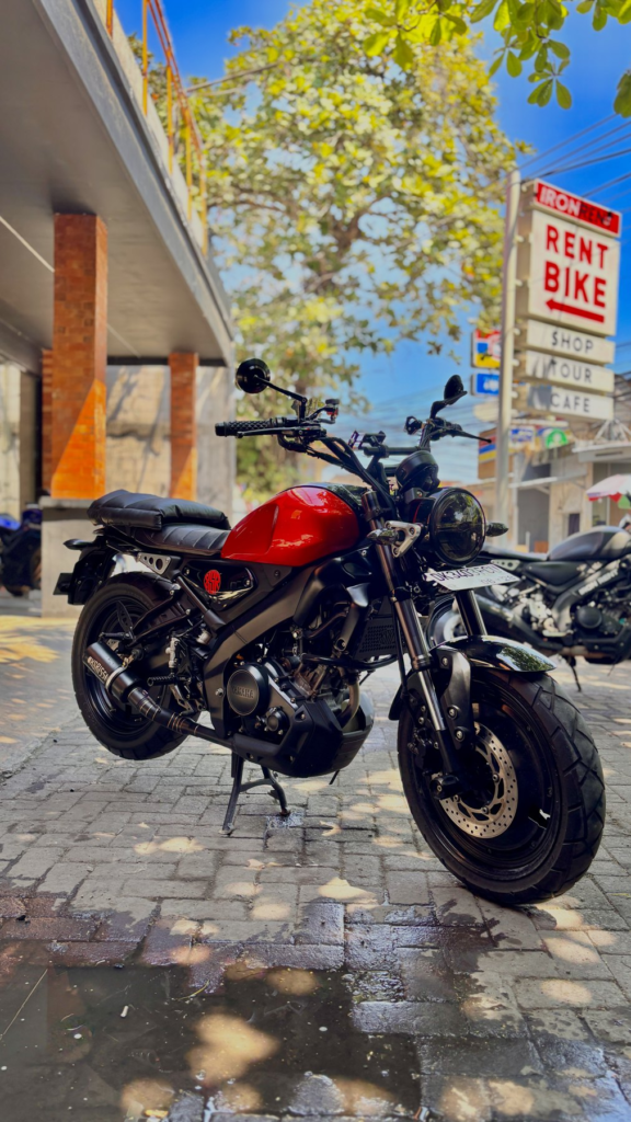 Yamaha XSR 155 — candy red tank, blacked-out build
