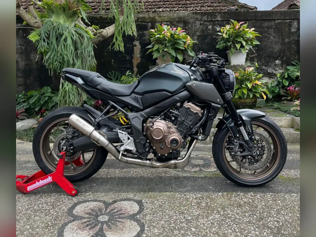 Honda CB650R Gray rental Bali