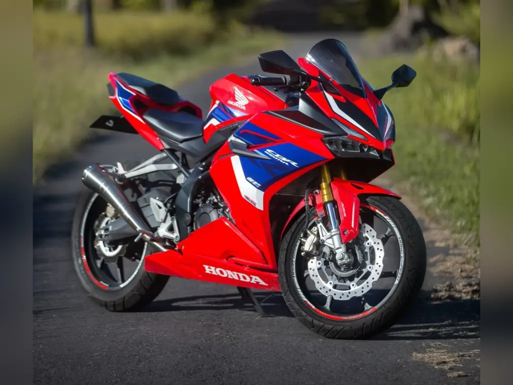 Honda CBR250RR RED-BLUE rental Bali