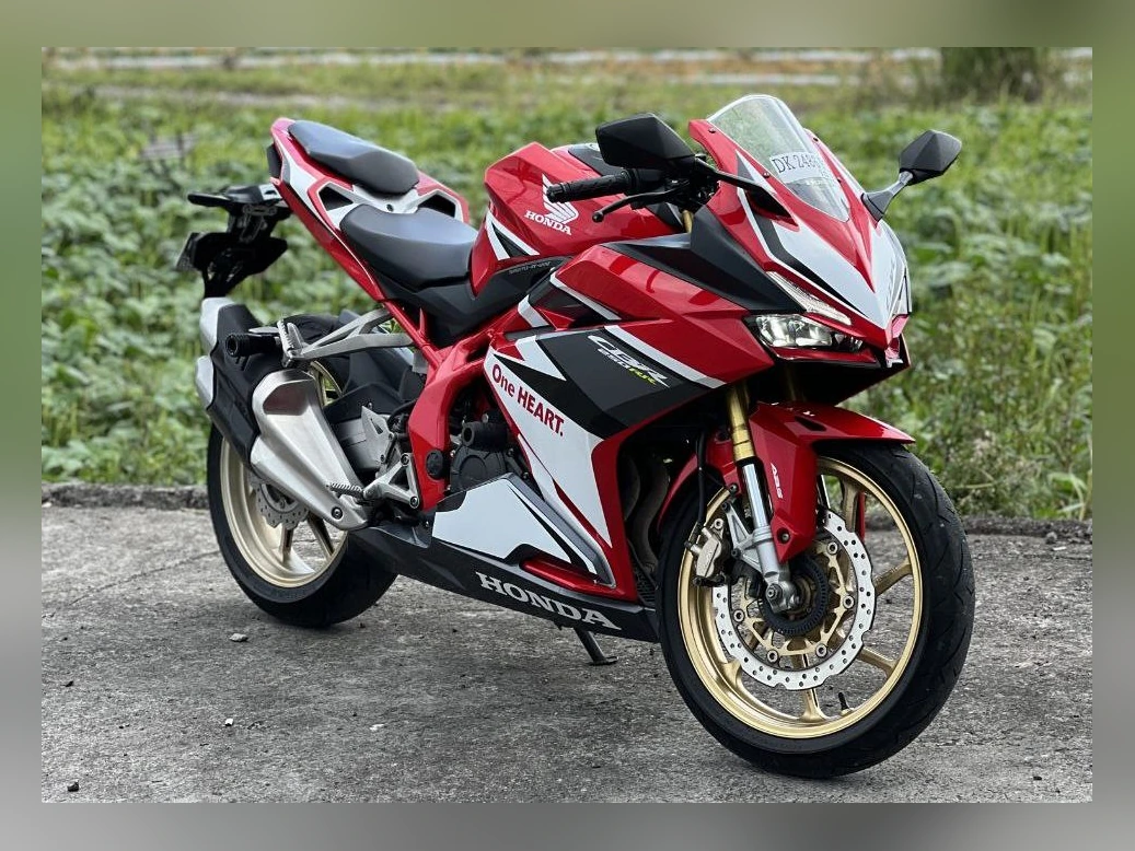 Honda CBR250RR Red Iron Rent Bali