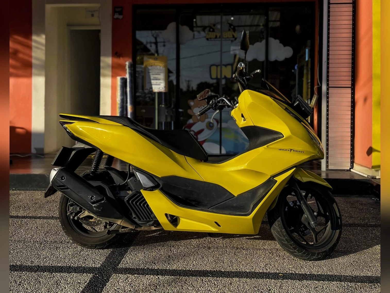 Honda PCX 160 Yellow Iron Rent Bali