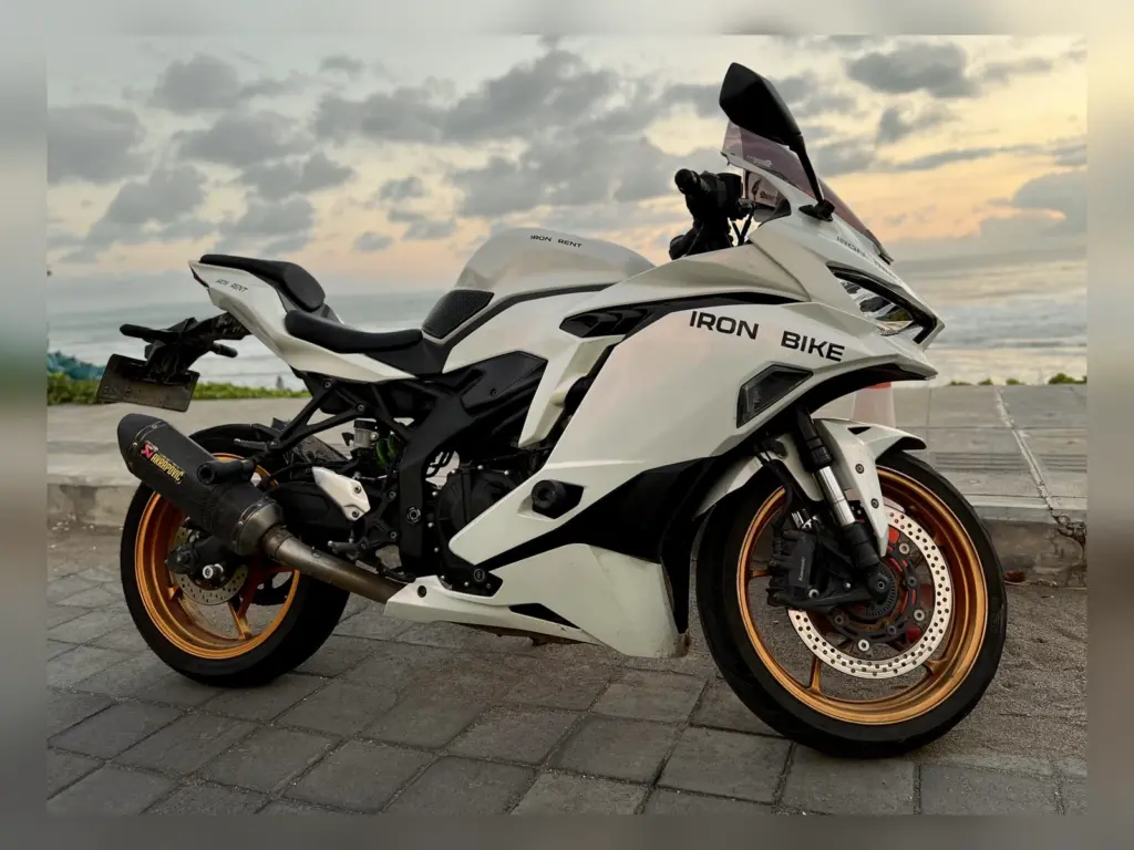 Kawasaki Ninja ZX-25RR White rental Bali