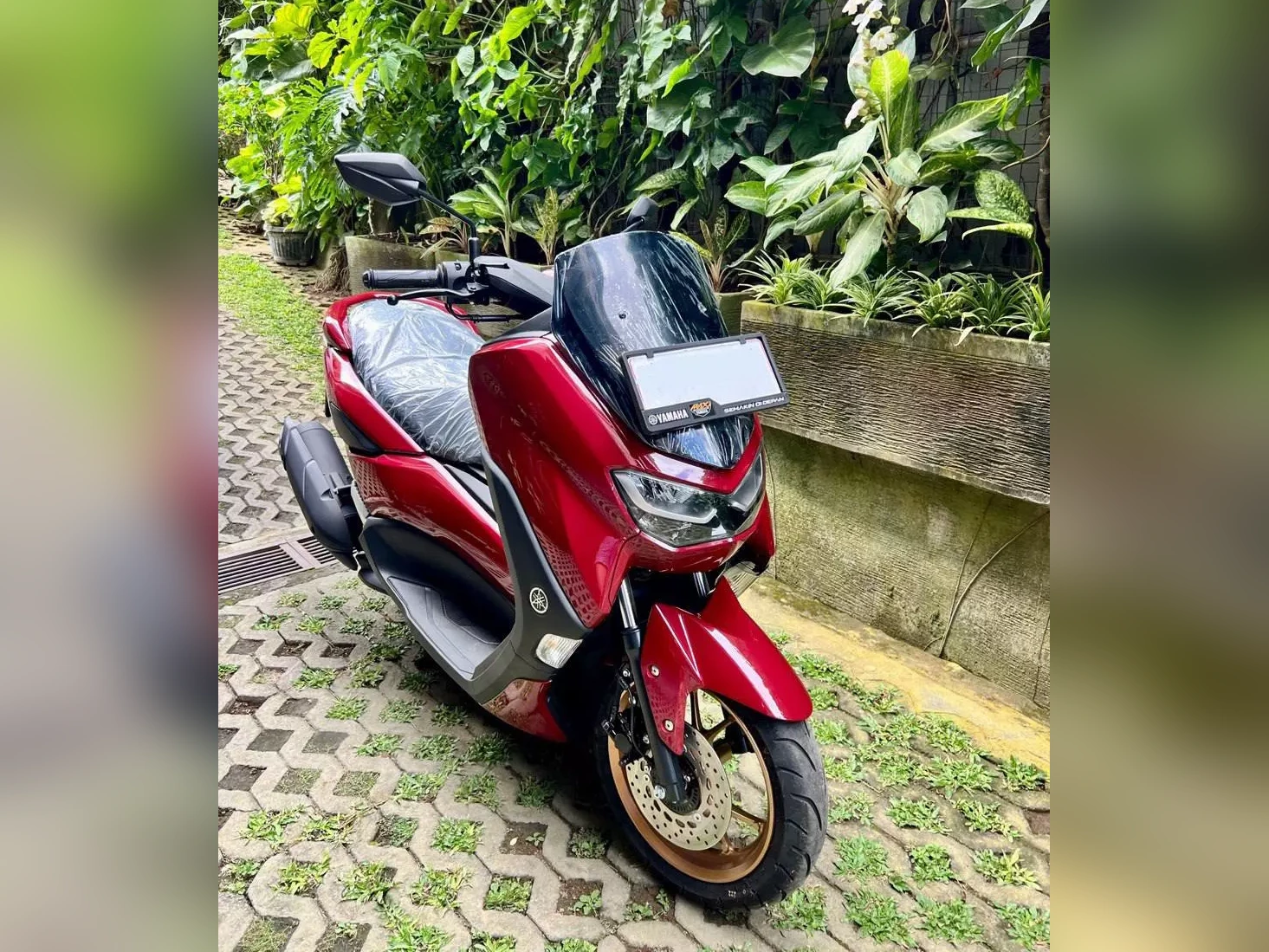 Yamaha NMAX 155 Vulcano red Iron Rent Bali