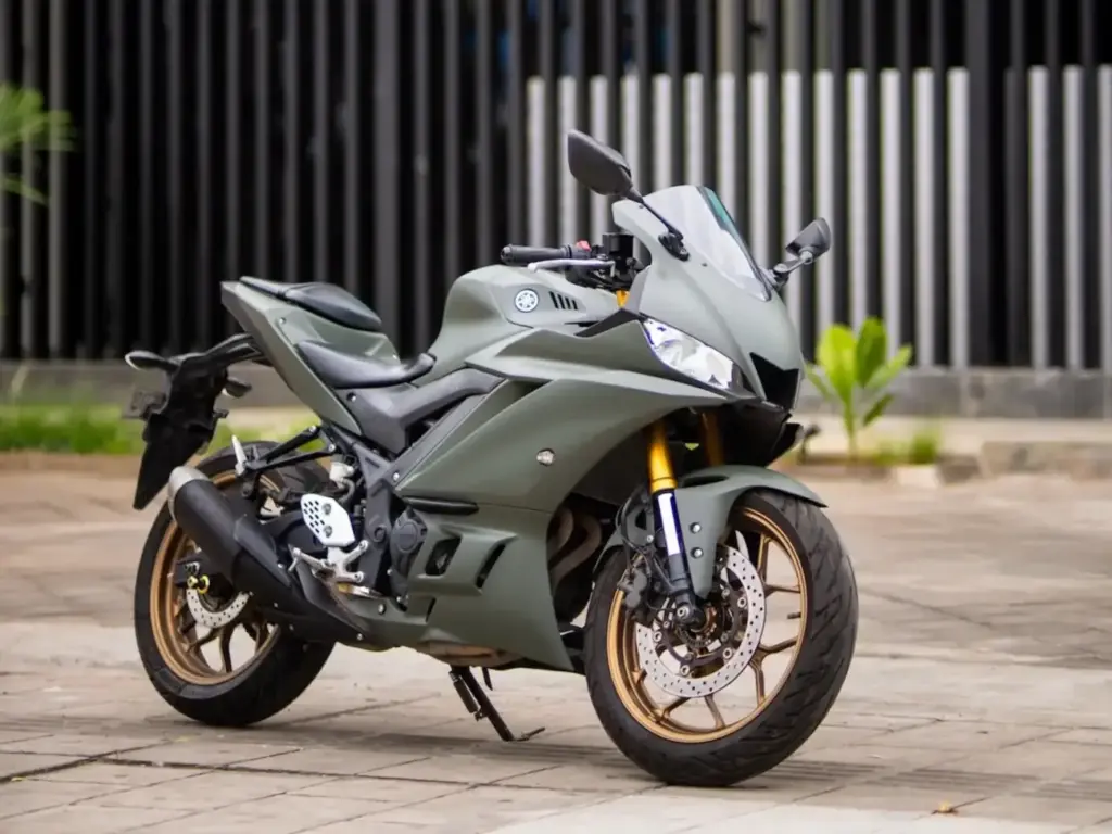 Yamaha YZF-R25 Green Mate rental Bali