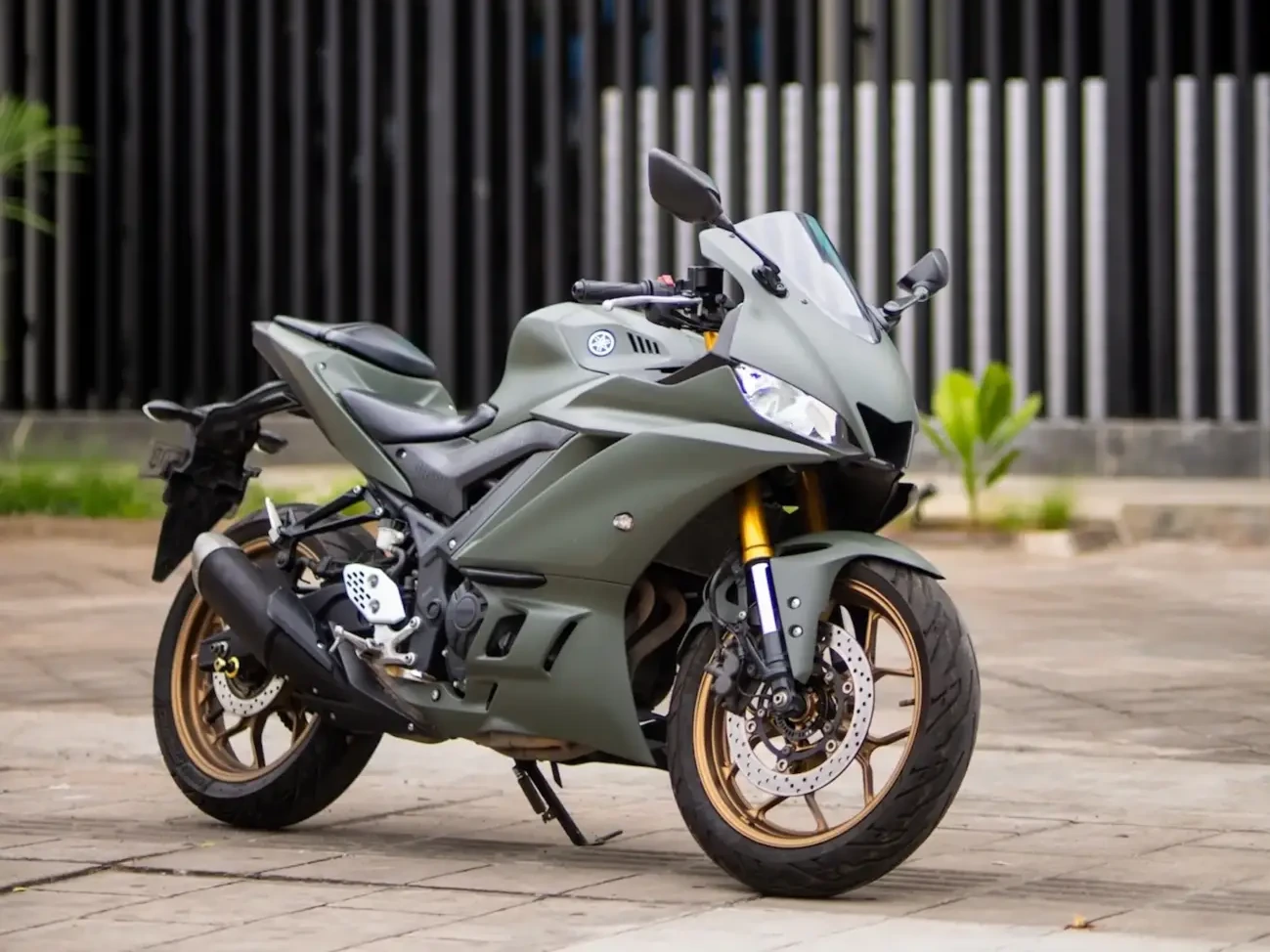 Yamaha YZF-R25 Green Mate Iron Rent Bali