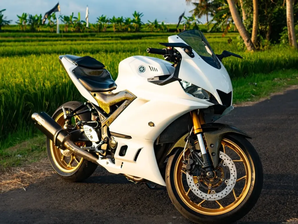 Yamaha YZF-R3 White rental Bali