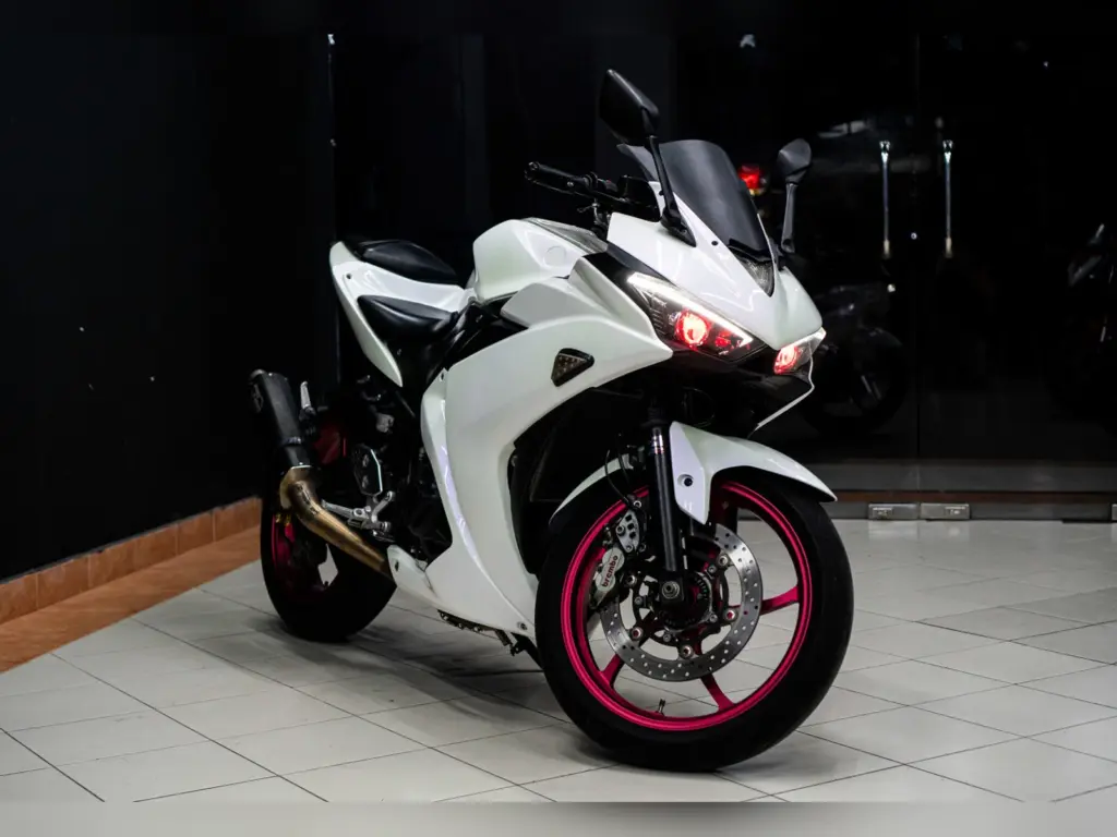 Yamaha YZF-R3 White Pearl rental Bali